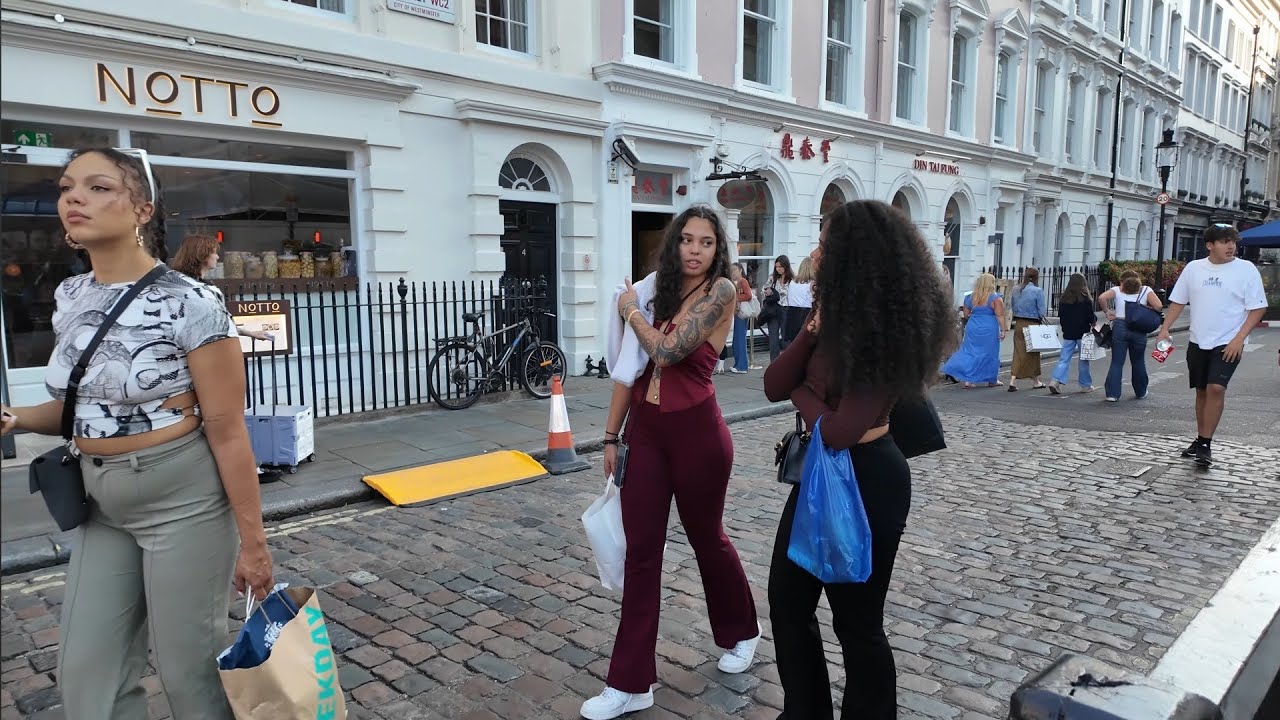 Walk Through The Beautiful Covent Garden London