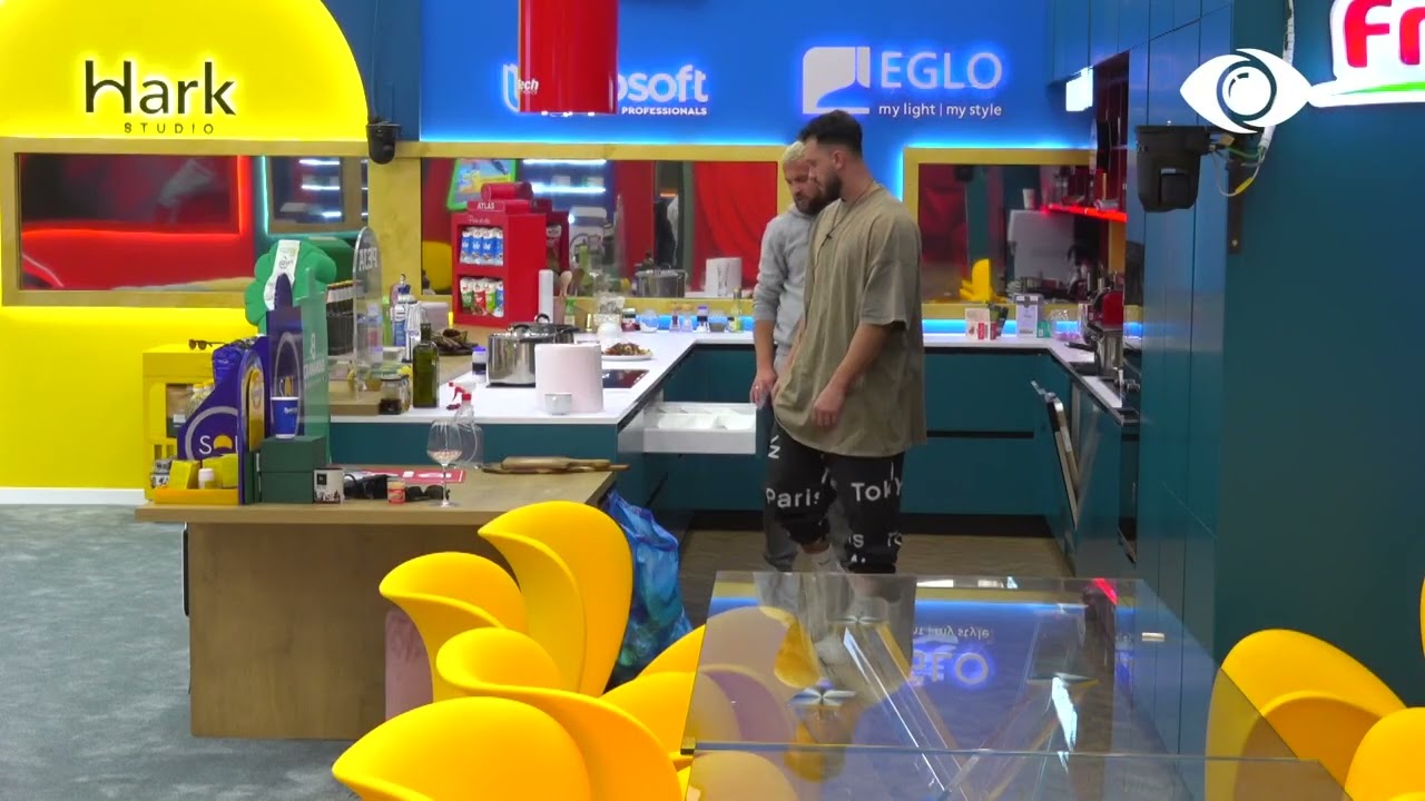 Luizi i tregon Shpatit ambientet e shtëpisë