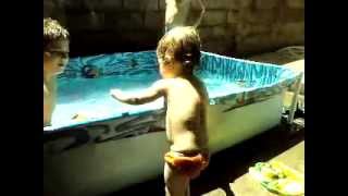 preview picture of video 'Banho de piscina na casa da Vovó'