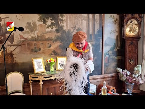 Prins Amadeiro XXVII bij de Hofkapper