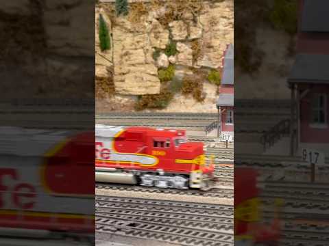ATSF 100 passing through the yard #funrun #railfun #modeltrains #hoscale #sanantonio #amre #ttm