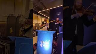 הרשי אייזנבאך & שלוימי בוכנר ותזמרותו במיתוג חדש ויקורתי