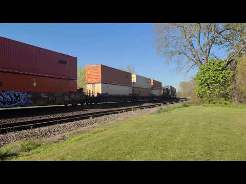 CSXT 3147 & 4563 with 836 as a Mid-Train DP on Q004 @ Dunkirk, NY