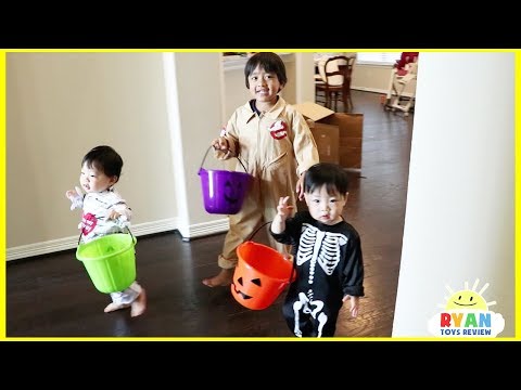 Ryan and twins goes Trick or Treating for Halloween with Candy Haul