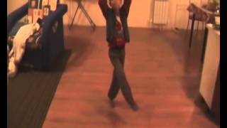 Маленький мальчик танцует Мальчик танцует видео