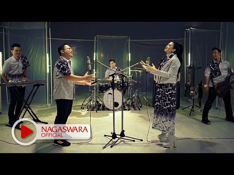 Wali & Fitri Carlina - Sakit Tak Berdarah (Official Music Video NAGASWARA) 