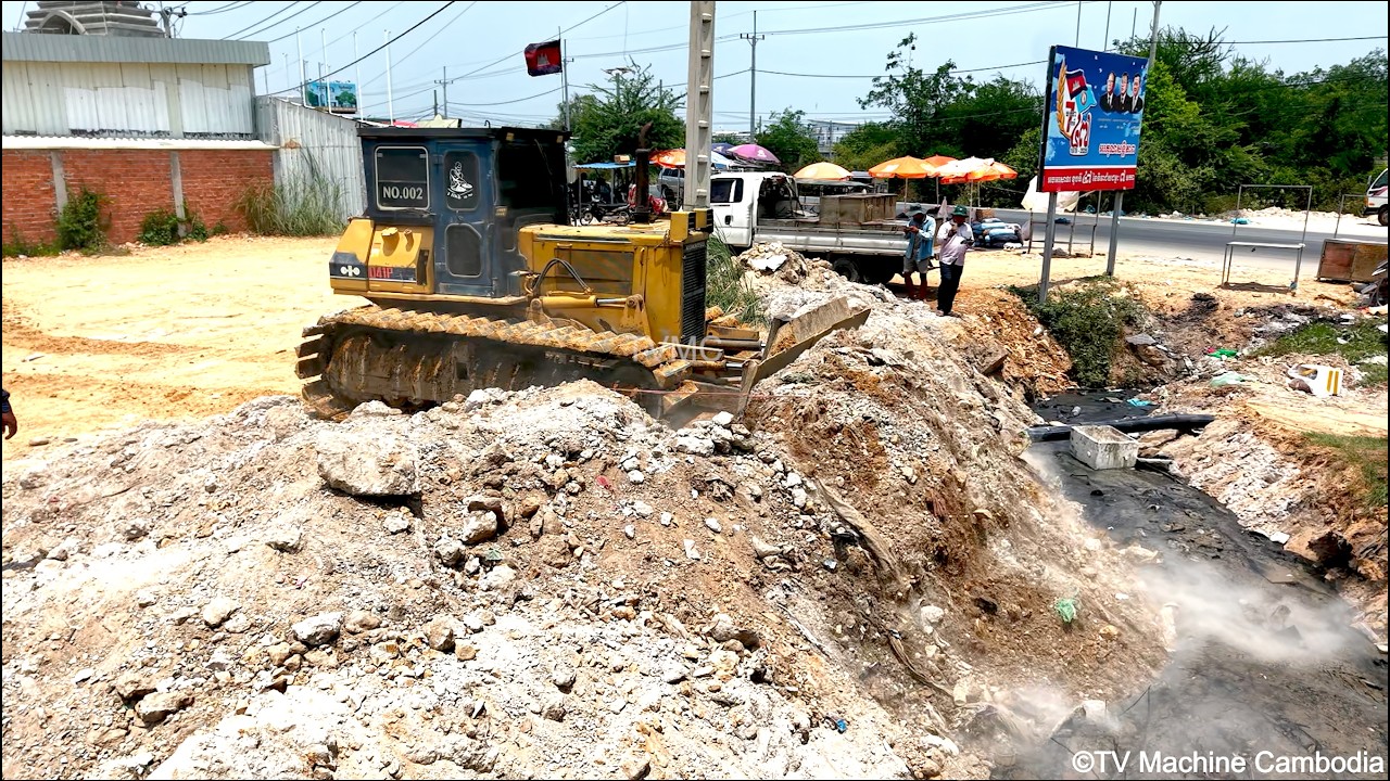 COMPLETED First Step Techniques Of Landfilling flooded & Cleaning Use DOZER&TRUCK Team Spreading