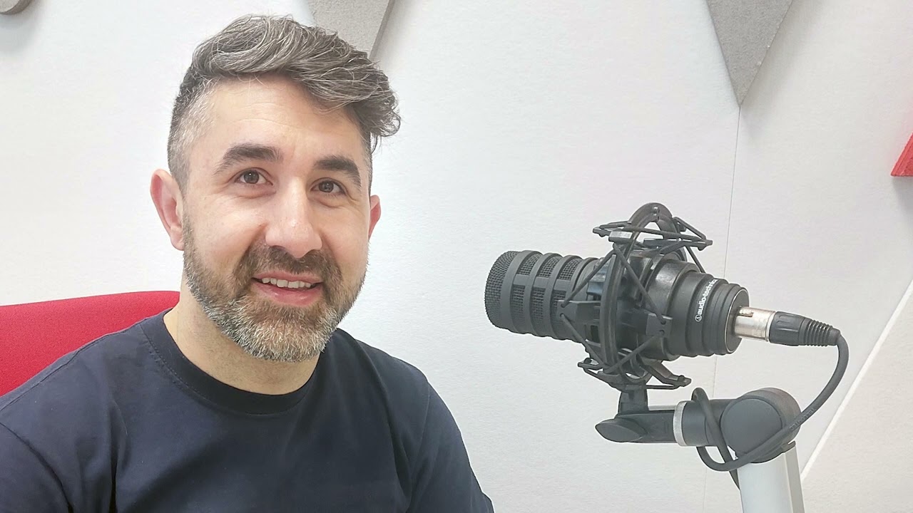 Kutyaéleteket mentett könyvekkel Rostás Stephan pincér