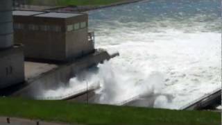 preview picture of video 'Garrison Dam Rockin and Rolling at 113,000cfs'
