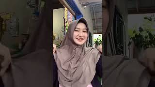 Download lagu Tiktok Viral Beautifull Hijab Girl Dance #shorts #tiktok #dance mp3