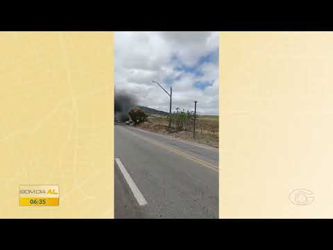 Carreta pega fogo na BR-316 em Maribondo - 24/11/2025