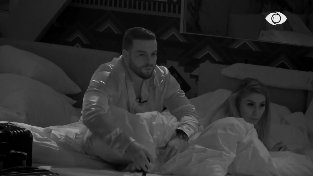 “Kam pirë”/ Bardhi hyn në dhomë, Fationi “shpërthen’ në të qeshura: Gruan e ke mërzitur pak…