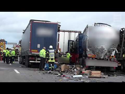 Bremen-Arsten: Lkw-Fahrer übersieht Stauende auf A1 und schiebt vier weitere Lastwagen ineinander