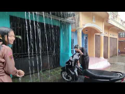 hujan deras di desa yang sangat indah, damai dan tenang, desa indah di indonesia