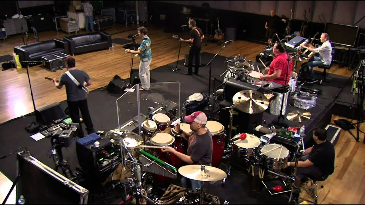 Chris Isaak — Let Me Down Easy (live)