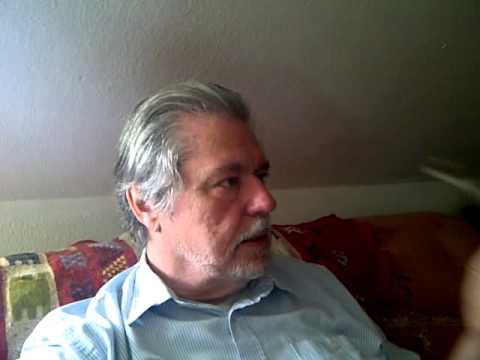 Sabine Sabine steht hinter der Gardine