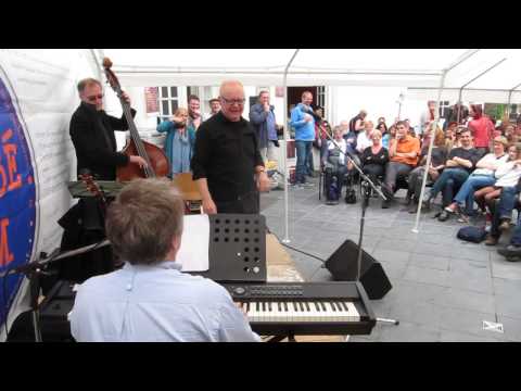 Claude Semal Hit 'On a la frite" (from les bals, les bbq, et les crématoriums)