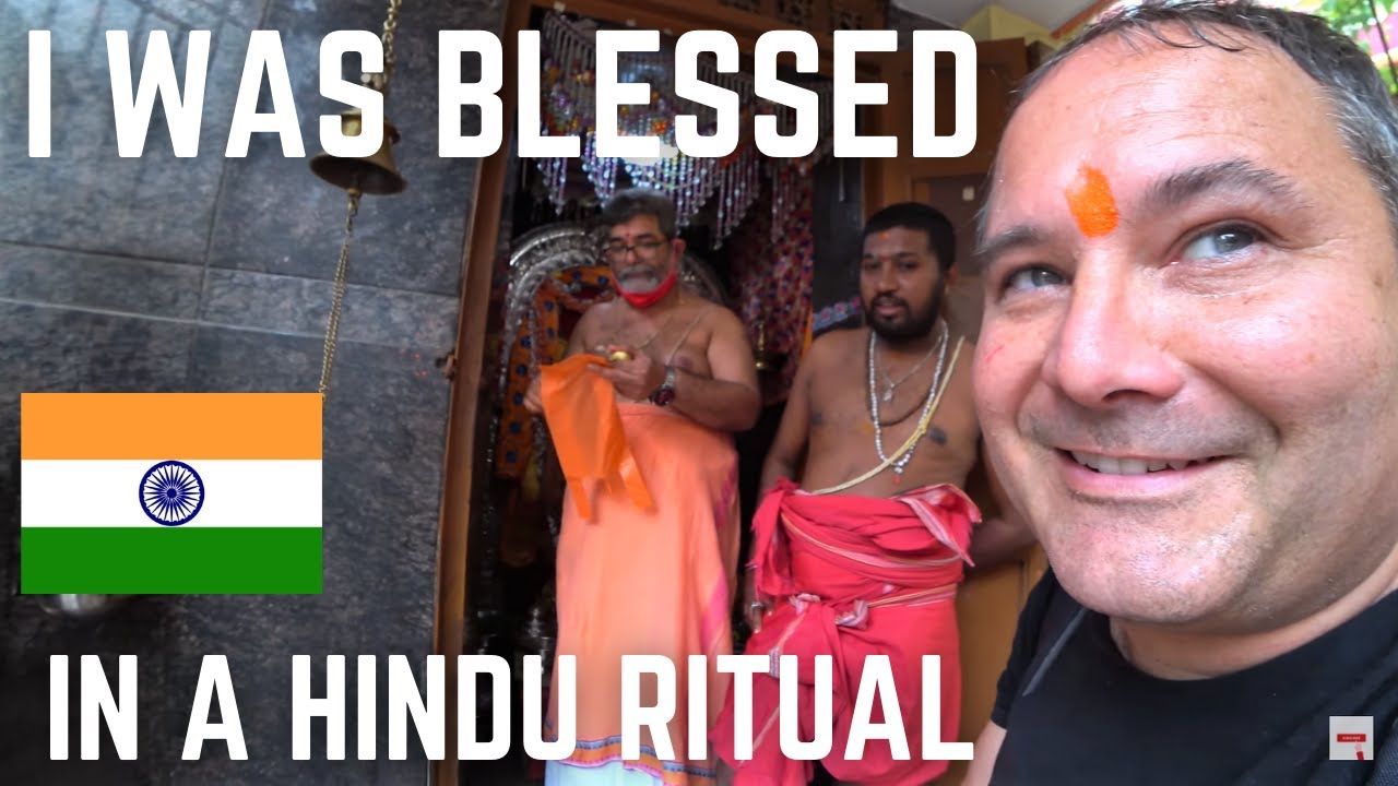 FOREIGNER WAS BLESSED BY BRAHMINS IN THE HINDU TEMPLE