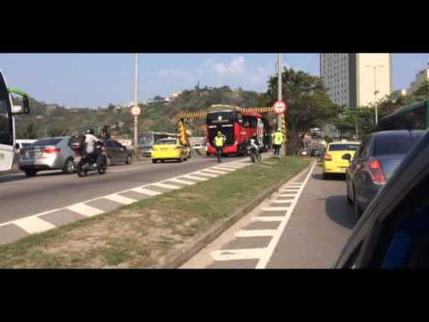 Ônibus do Flamengo entala em elevado na Barra da Tijuca