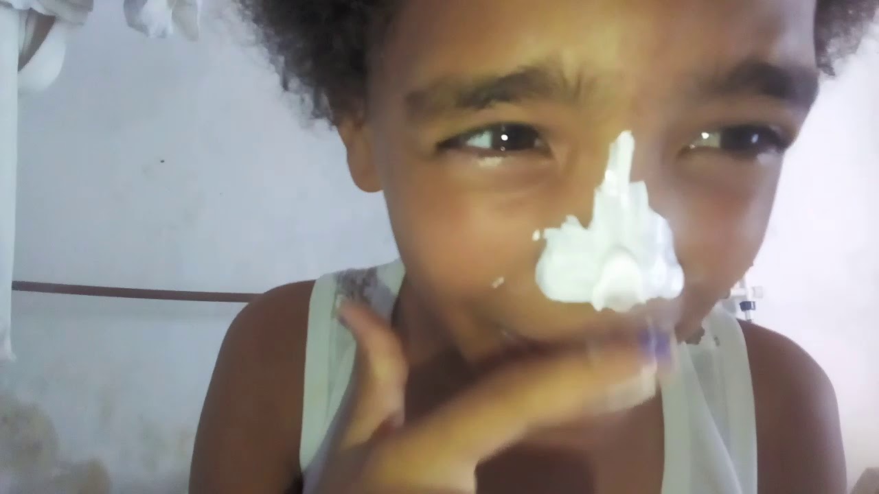 5 camadas de pasta de dente no nariz