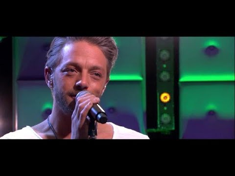 Tommie Christiaan ontroert met het nummer Ik Val  - RTL LATE NIGHT