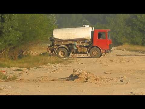 Vidanja descarca dejectii la marginea comunei 1 Decembrie.