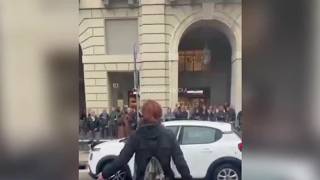 Torino, il video dell'auto bianca in mezzo alla folla durante la manifestazione