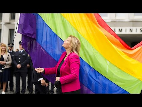 Historischer Moment": Erstmals Regenbogenflagge am Innenministerium in Berlin