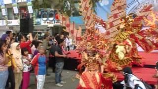 preview picture of video 'Solo Batik Carnival 6, th. 2013.(Part 3).'