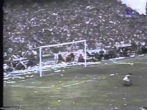 Avalancha en gol de Perotti a Ferro 1981