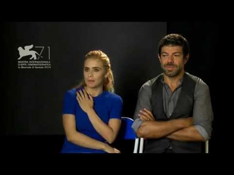 Venezia: Pierfrancesco Favino e Greta Scarano parlano di Senza nessuna pietà - comingsoon.it