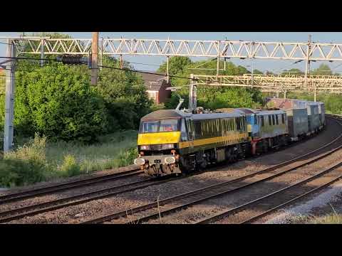 4S47 - DB90's - 90026 & 90024 - Bumblebee1 and Malcolm making good time tonight 8 early at the curve