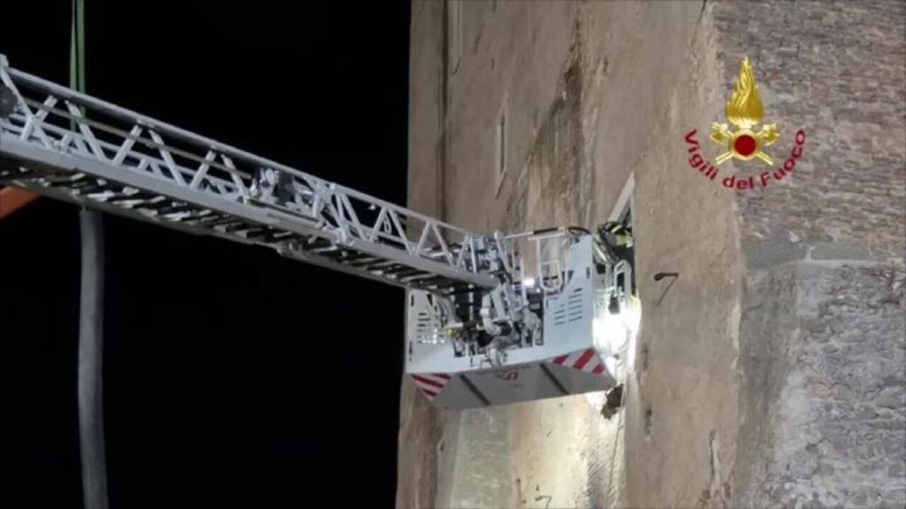 Non ce l'ha fatta operaio estratto da crollo Torre dei Conti a Roma dopo 11 ore. È morto in ospedale