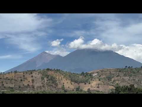 Vista impresionante del volcán de fuego 🌋 🇬🇹 desde RN14 alotenango sacatepequez Guatemala #viral 