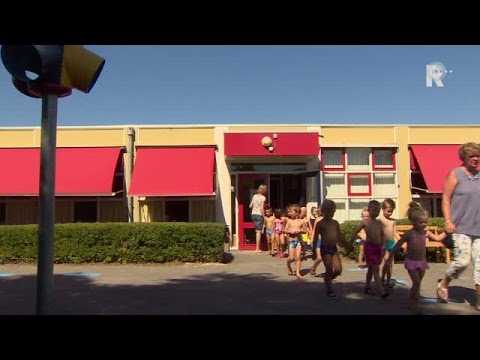 Actievoerende brandweer besproeit kinderen in Spijkenisse