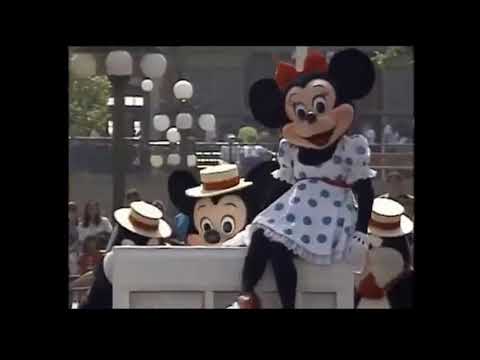 I'm Walkin' Right Down The Middle Of Main Street U.S.A. - Disneyland Fun