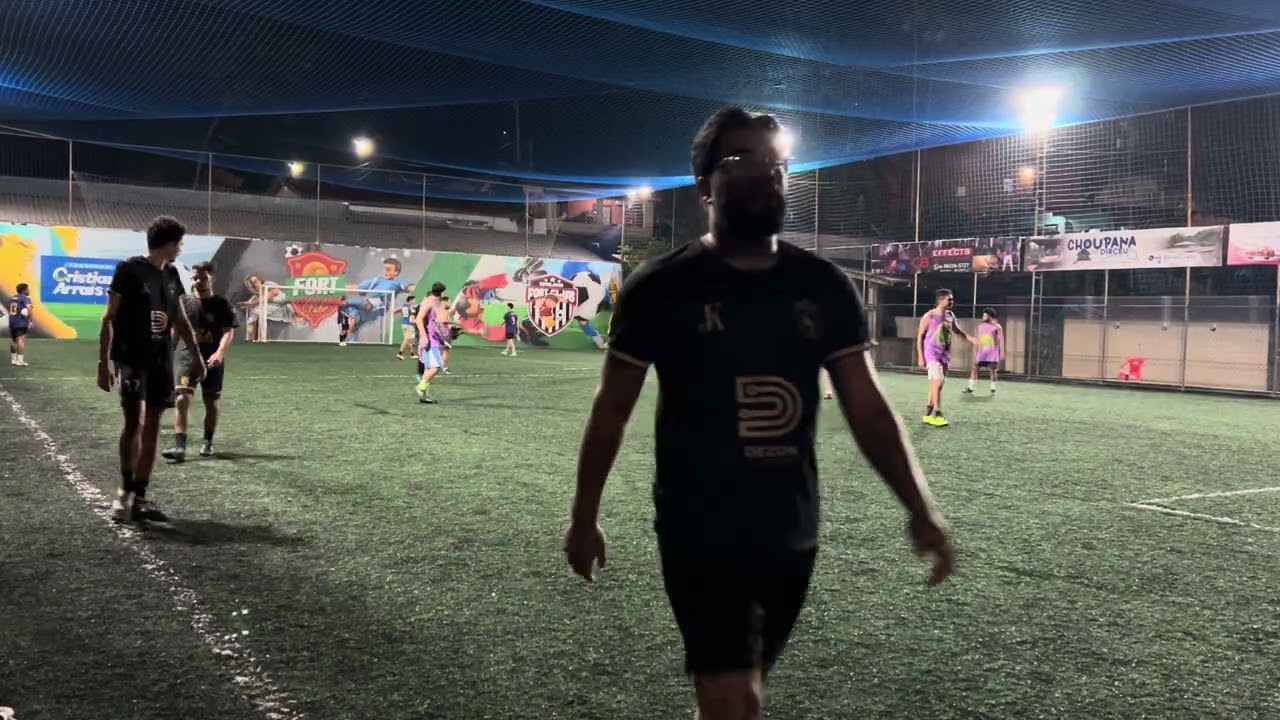 Oscar rouba bola e toca para Ricardo desperdicar