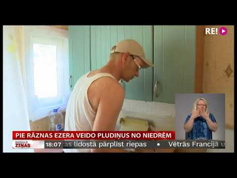 Pie Rāznas ezera veido pludiņus no niedrēm