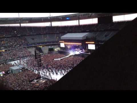 Rihanna DiamondTour , Stade de France , Paris , 08 Juin 2013 . Talk That Talk & Pour it up .