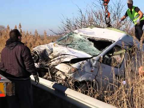 Бусът на магистралата се превъртял два пъти край пътя (ВИДЕО)
