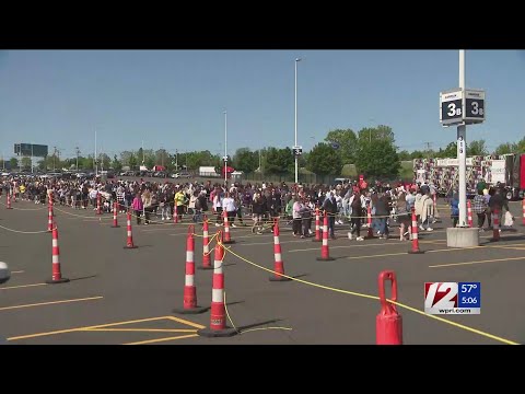 Taylor Swift fans line up for merchandise 24+ hours before concert