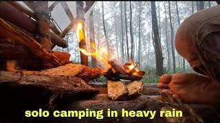 caraku bertahan hidup di hutan saat hujan lebat-tidur nyenyak di selter kayu yang nyaman