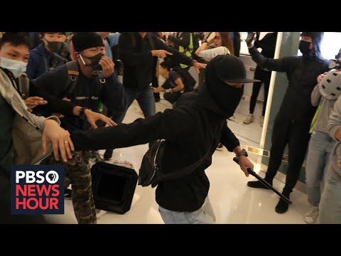 ニュースラップ抗議者と警察が衝突し、香港の一部が麻痺状態に (News Wrap: Parts of Hong Kong paralyzed as protesters, police clash)