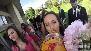 Смотреть онлайн Виски с камерой на бутылке гуляющей на свадьбе