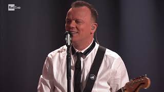 Gigi D&#39;Alessio canta &quot;Quanti amori&quot; - 20 anni che siamo italiani 06/12/2019