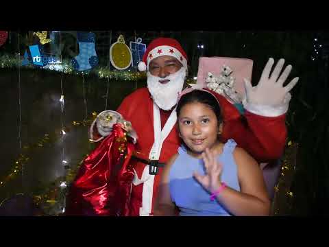 ANA Y MARCELO RECIBEN JUNTO A PAPA NOEL EN PINTADITO, A DECENAS DE NIÑOS DIARIAMENTE.