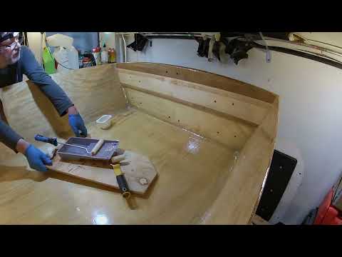 Plywood hull gluing: Episode #43 - epoxy coat on stem, centercase and transom, (Pasja 400 dinghy)