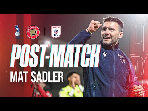 Nach dem Spiel: Cheftrainer Mat Sadler äußert seine Freude über den Sieg gegen Oldham Athletic.