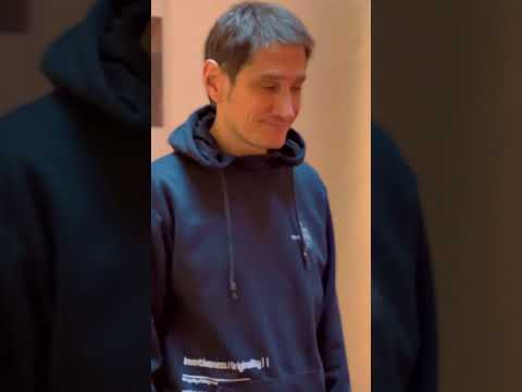 Domnul Victor, cuminte, la lecția de canto cu minunata Jazzy Jo 🤍