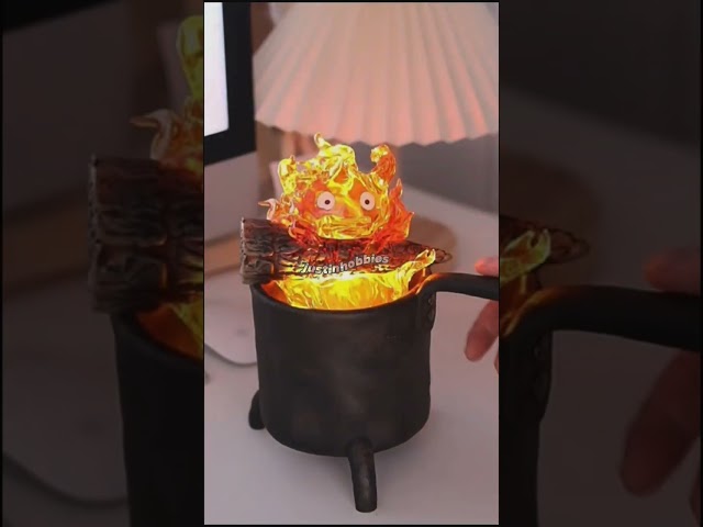 Vídeo relacionado con Studio Ghibli - Castillo en movimiento - Vela LED de Calcifer oscilante, estatua de Benelic
